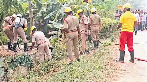இறந்த ஊழியரின் உடலை மீட்கும் பணியில் ஈடுப்பட்டுள்ள தீயணைப்பு படையினர்