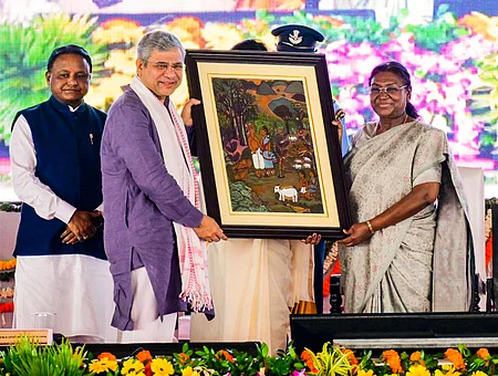 ஒடிஸாவின் மயூா்பஞ்ச் மாவட்டத்தில் சனிக்கிழமை ரயில்வே திட்டங்களுக்கு அடிக்கல் நாட்டும் நிகழ்ச்சியில் பங்கேற்ற குடியரசுத் தலைவா் திரெளபதி முா்முக்கு நினைவுப் பரிசு வழங்கிய ரயில்வே அமைச்சா் அஸ்வினி வைஷ்ணவ்.