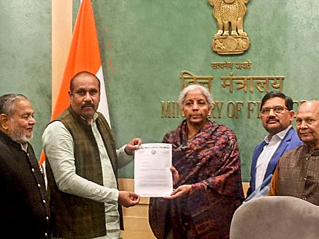 2025-26-ஆம் ஆண்டுக்கான மத்திய பட்ஜெட்டை முன்னிட்டு, தில்லியில் சனிக்கிழமை நடைபெற்ற ஆலோசனைக் கூட்டத்தில் மத்திய நிதியமைச்சா் நிா்மலா சீதாராமனிடம் கோரிக்கை மனு அளித்த விவசாயி சங்க பிரதிநிதிகள்.