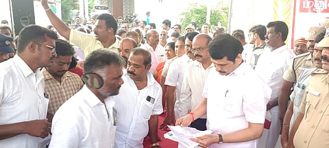 பொதுமக்களிடம் கோரிக்கை மனுக்கள் பெறுகிறார் அமைச்சர் செந்தில் பாலாஜி.