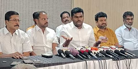 கோவையில் செய்தியாளா்களிடம் பேசிய பாஜக மாநிலத் தலைவா் கே.அண்ணாமலை.