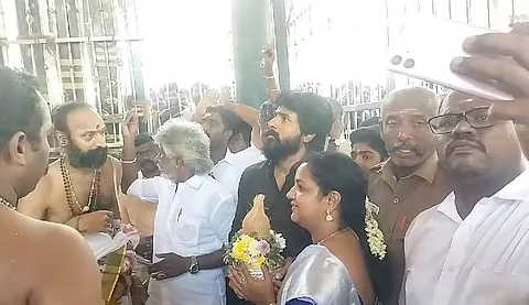மதுரை அழகர் கோயிலில் நடிகர் சிவகார்த்திகேயன்.