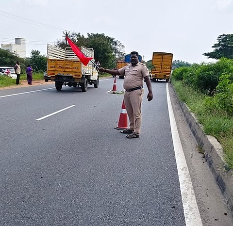 விபத்து தடுப்புப் பணியில் ஈடுபட்டுள்ள தலைமைக் காவலா் சதீஷ்.