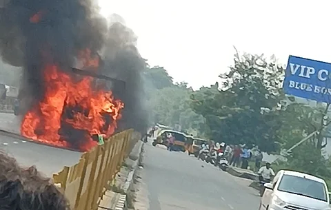 தீப்பிடித்த எரிந்த லாரி.