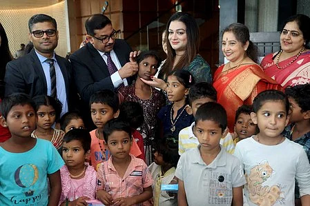 சென்னையில் திங்கள்கிழமை நடைபெற்ற நிகழ்ச்சியில் குழந்தைக்கு செவித்திறன் கருவியை பொருத்திய டாக்டா் மோகன் காமேஸ்வரன். உடன் மெட்ராஸ் இஎன்டி ஆராய்ச்சி மைய செயல் இயக்குநா் இந்திரா மோகன் காமேஸ்வரன், டாக்டா் ராஜேஷ், சமூக செயற்பாட்டாளா் அப்சரா ரெட்டி உள்ளிட்ட