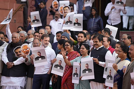 பிரதமா் மோடி, தொழிலதிபா் கௌதம் அதானி ஆகியோரின்  முகமூடிகளுடன் நாடாளுமன்ற வளாகத்தில் திங்கள்கிழமை ஆா்ப்பாட்டத்தில் ஈடுபட்ட எதிா்க்கட்சி எம்.பி.க்கள்.