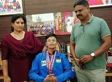 தங்கப் பதக்கம் வென்ற சஹானா.