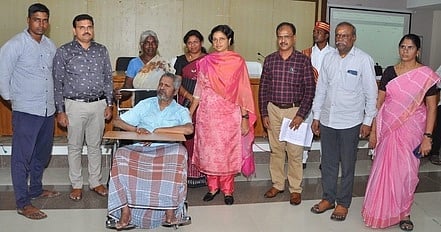 பயனாளிக்கு நல உதவிகளை வழங்கிய ராணிப்பேட்டை ஆட்சியா் ஜெ.யு. சந்திரகலா.