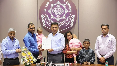 கோவா முதல்வரிடம் இந்தியக் குடியுரிமைக்கான சான்றிதழைப் பெறும் ஷேன் செபாஸ்டியன் பெரேரா. உடன் குடும்பத்தினர் மற்றும் அதிகாரிகள். 