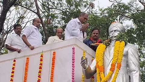 மகாகவி சுப்ரமணிய பாரதியாரின் பிறந்த நாளை முன்னிட்டு, புதுச்சேரி ஆளுநர் மாளிகை அருகே உள்ள அவரது திருவுருவச்சிலைக்கு முதல்வர் ரங்கசாமி மாலை அணிவித்து மரியாதை செலுத்தினார்.