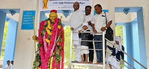 எட்டயபுரத்தில் உள்ள பாரதியார் பிறந்த இல்லத்தில் அவரது திருவுருவச் சிலைக்கு மாலை அணிவிக்கும் தினமணி ஆசிரியர் கி.வைத்தியநாதன்.