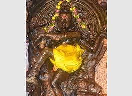 திரு உத்திரகோசமங்கை மங்களநாதா் ஆலயத்தில் எழுந்தருளியுள்ள பச்சை மரகதக்கல் நடராஜர்.