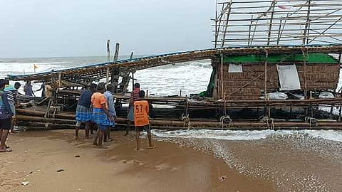 கோரைக்குப்பம் மீனவ கிராம கடற்கரையில் கரை ஓதுங்கிய மியான்மா் நாட்டின் மூங்கில் மரப்படகு.