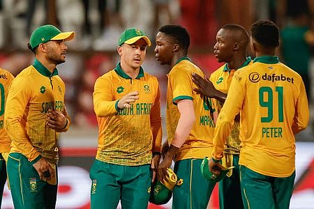 வெற்றி மகிழ்ச்சியில் தென்னாப்பிரிக்க வீரா்கள். ~