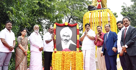 மகாகவி பாரதியாரின் பிறந்தநாளையொட்டி சென்னை காமராஜர் சாலையில் உள்ள பாரதியாரின் திருவுருவச் சிலைக்கு அமைச்சர்கள் மரியாதை. 