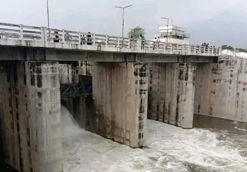 பிச்சாட்டூா் அணை திறக்கப்பட்டதால் வெளியேறும் உபரிநீா்.