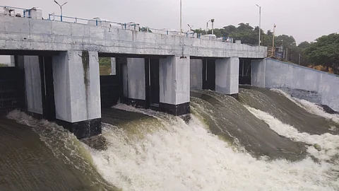 வீராணம் ஏரியிலிருந்து வெள்ளியங்கால் ஓடை வழியாக வெளியேற்றப்படும் உபரிநீா்.