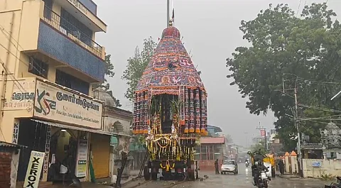 கனமழையின் காரணமாக முழுவதும் நனைந்து காணப்படும் தேர்