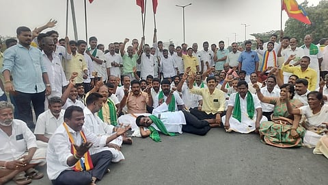 திண்டிவனம் அருகே கூட்டேரிப்பட்டு பகுதியில் திருச்சி - சென்னை நெடுஞ்சாலையில் சாலை மறியல் போராட்டத்தில் ஈடுபட்டுள்ள பாமகவினர்.