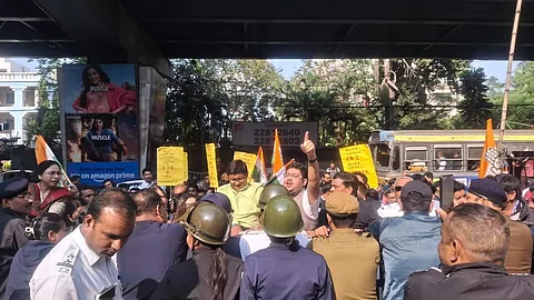 பேரணியில் ஈடுபட்டுள்ள காங்கிரஸ் கட்சியினர்.