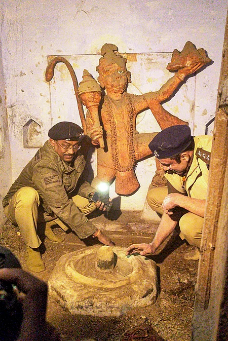 சம்பலில் 46 ஆண்டுகளுக்குப் பிறகு சனிக்கிழமை திறக்கப்பட்ட கோயிலில் ஆய்வு மேற்கொண்ட காவல்துறையினா்.