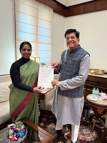 மத்திய அமைச்சரிடம் கோரிக்கை மனு அளித்த ஆா். சுதா எம் பி