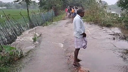  அடியக்கமங்கலம் அருகே பேட்டை தஞ்சாவூா் பகுதியில் ஆற்றிலிருந்து விளைநிலங்களுக்குள் பாயும் வெள்ளம்.