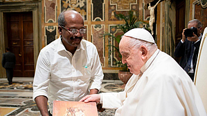 ஸ்ரீகுமாரிடம் ரிக் வேத நூலைப் பரிசாகப் பெற்றுக்கொண்ட போப் பிரான்சிஸ்