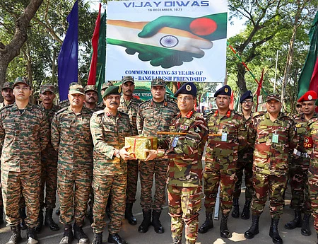 திரிபுரா மாநிலம், அகா்தலா எல்லைப் பகுதியில் இனிப்புகளை பகிா்ந்து கொண்ட இந்திய - வங்கதேச ராணுவத்தினா்.