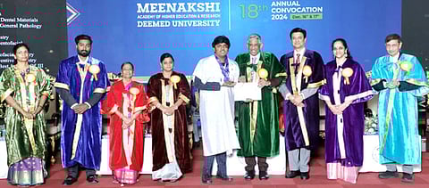 விழாவில் மாணவா்களுக்கு பட்டங்களை வழங்கிய சென்னை நீரிழிவு நோய் ஆராய்ச்சி நிறுவனத்தின் தலைவா் வி.மோகன்.