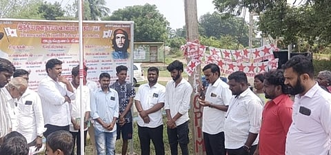  வந்தவாசியை அடுத்த அருங்குணம் கிராமத்தில் இந்திய ஜனநாயக வாலிபா் சங்கக் கொடியேற்று விழாவில் பங்கேற்றோா்.