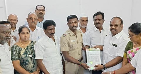 குடியாத்தம்  நகர  காவல்  ஆய்வாளா்  பாா்த்தசாரதியிடம்  புகாா்  மனு  அளித்த  அதிமுக  நகரச்  செயலா்  ஜே.கே.என்.பழனி  உள்ளிட்டோா்.