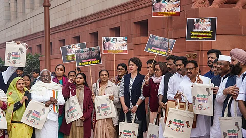 ஹிந்துக்களுக்கு எதிரான வன்முறை அதிகரிப்பு: நாடாளுமன்றத்தில் எதிர்க்கட்சி எம்.பி.க்கள் ஆர்ப்பாட்டம்!