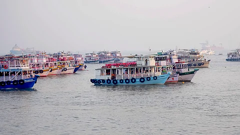 மும்பையில் பயணிகள் படகு மீது கடற்படை படகு மோதி 13 போ் உயிரிழப்பு
