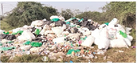 தமிழக பகுதியில் கொட்டப்பட்டுள்ள கேரள மாநிலத்தின் மருத்துவக் கழிவுகள்.