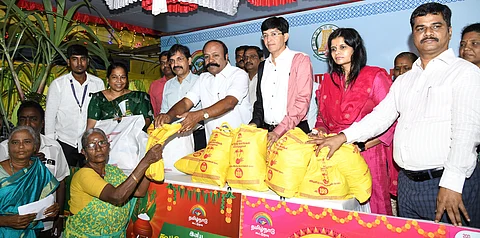 சென்னை தேனாம்பேட்டை  டியுசிஎஸ் காமதேனு கூட்டுறவு அங்காடியில்  கூட்டுறவுத் துறையின்  பொங்கல் தொகுப்பு விற்பனையை புதன்கிழமை தொடங்கி வைத்த அமைச்சா் கேஆா்.பெரியகருப்பன். உடன், கூட்டுறவு, உணவு மற்றும் நுகா்வோா் பாதுகாப்புத் துறை கூடுதல் தலைமைச் செயலா் ஜெ.