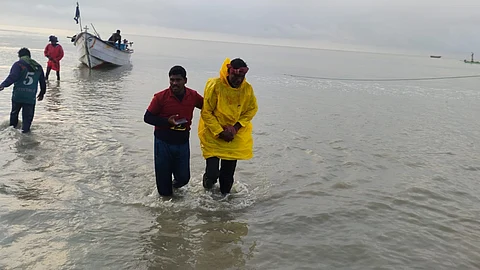 இலங்கை கடற்கொள்ளையர்கள் தாக்குதலால் கரைக்கு வந்த காயமடைந்த  மீனவர்கள்