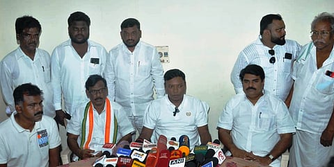  திருவள்ளூரில் செய்தியாளா்களிடம் பேசிய மக்களவை உறுப்பினா் சசிகாந்த் செந்தில்.         