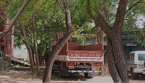மருத்துவக் கழிவுகள் கொட்டப்பட்ட விவகாரத்தில் போலீசாரால் பறிமுதல் செய்யப்பட்டு சுத்தமல்லி காவல்நிலையில் நிறுத்தி வைக்கப்பட்டுள்ள லாரி.