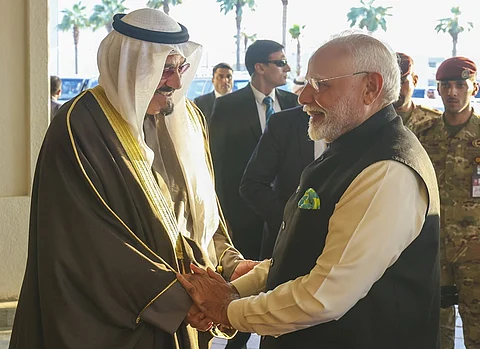 குவைத்தில் இருந்து தாயகம் புறப்பட்ட பிரதமர் மோடியை, விமான நிலையம் வரை வந்து வழியனுப்பி வைத்த குவைத் பிரதமா் அமகது அப்துல்லா அல்-அகமது அல்-ஷபா. 