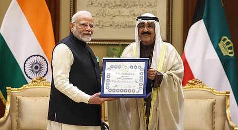 குவைத்தின் உயரிய விருதான "ஆர்டர் ஆஃப் முபாரக் அல் கபீர்" விருதை பிரதமர் நரேந்திர மோடிக்கு வழங்கி கௌரவித்த அந்த நாட்டு அரசா் ஷேக் மெஷால் அல்-அகமது.