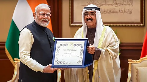 குவைத் நாட்டின் மிக உயரிய விருதான 'ஆர்டர் ஆஃப் முபாரக் அல் கபீர்' விருதை அந்த நாட்டு பிரதமர் நரேந்திர மோடிக்கு வழங்கி கௌரவிப்பு.