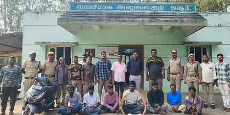 யானை தந்தங்கள் விற்க முயன்ற போது வனத் துறையினரால் கைது செய்யப்பட்டோா்.