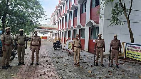 மயிலாடுதுறை ஒருங்கிணைந்த நீதிமன்றத்தில் துப்பாக்கி ஏந்தி பாதுகாப்புப் பணியில் ஈடுபட்ட போலீஸாா்.