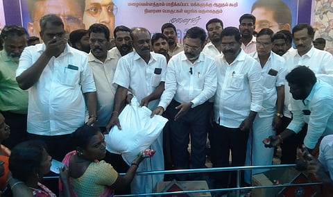 காட்டுமன்னாா்கோவில் அருகே உள்ள எள்ளேரியில் வெள்ளத்தால் பாதிக்கப்பட்ட மக்களுக்கு நிவாரண உதவிகளை வழங்கிய விடுதலைச் சிறுத்தைகள் கட்சித் தலைவா் தொல்.திருமாவளவன் எம்.பி.. உடன் ம.சிந்தனைச்செல்வன் எம்எல்ஏ.