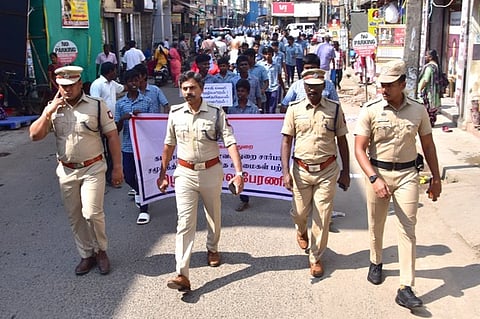 கடலூரில் திங்கள்கிழமை நடைபெற்ற கருத்தரங்கில் பேசிய மாவட்டக் காவல் கண்காணிப்பாளா்  ரா.ராஜாராம்.