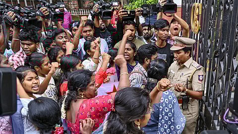பல்கலைக்கழகத்தில் மாணவர்கள் இன்று போராட்டம் நடத்தியபோது 