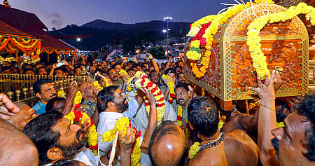 சபரிமலை ஐயப்பன் கோயிலுக்கு தங்க அங்கி புதன்கிழமை வந்தடைந்தபோது, மாலை அணிவித்து வரவேற்ற மாநில அமைச்சா் கே.என்.வாசவன் உள்ளிட்டோா்.