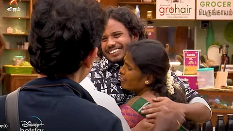 தாயை கட்டியணைத்து நெகிழ்ச்சியுறும் முத்துக்குமரன்