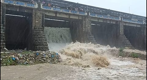 பூண்டி ஏரியில் உபரிநீர் திறப்பை தொடர்ந்து கொசஸ்தலை ஆற்றில் சீறிப்பாயும் வெள்ளநீர்.